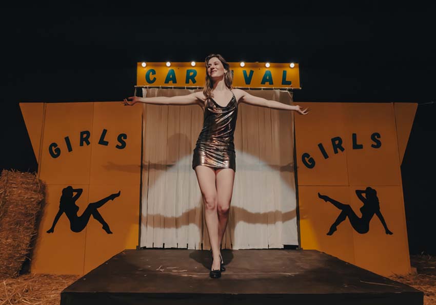 Una mujer sobre el escenario